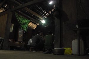 Người dân bản Xua Lông mong có điện lưới quốc gia